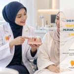 Doktor gigi menerangkan pilihan gigi palsu sebatang kepada pesakit Melayu di klinik pergigian Wangsa Maju